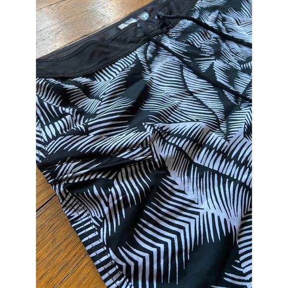 VOLCOM Mod-Tech Hawaii Black/White Floral Boardshorts sz 36 - Picture 2 of 12